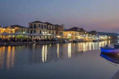 LEFKADA TOWN, GREECE - 21 AĞUSTOS 2023: Yunanistan 'ın İyon Adaları' nın Lefkada kentinin kostal caddesinin şaşırtıcı günbatımı manzarası