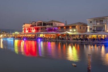 LEFKADA TOWN, GREECE - 21 AĞUSTOS 2023: Yunanistan 'ın İyon Adaları' nın Lefkada kentinin kostal caddesinin şaşırtıcı günbatımı manzarası