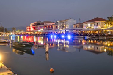 LEFKADA TOWN, GREECE - 21 AĞUSTOS 2023: Yunanistan 'ın İyon Adaları' nın Lefkada kentinin kostal caddesinin şaşırtıcı günbatımı manzarası