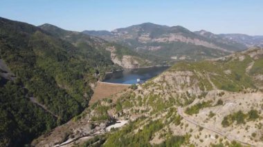 Bulgaristan 'ın Borovitsa Barajı yakınlarındaki Rodop Dağları' nın şaşırtıcı hava manzarası