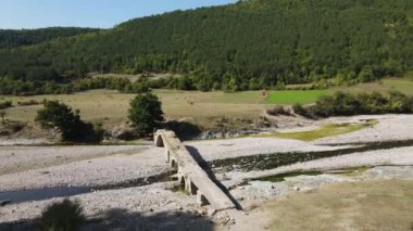 Bulgaristan 'ın Kardzhali Bölgesi' ndeki Rodop Dağları 'ndaki Nenkovo köyü yakınlarındaki antik Roma köprüsü