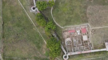 Bulgaristan 'ın Blagoevgrad Bölgesi' ndeki Garmen kasabası yakınlarındaki antik Roma şehri Nicopolis ad Nestum 'un hava manzarası