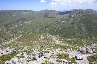 Bulgaristan 'ın Kalin zirvesi yakınlarındaki Rila Dağı' nın İnanılmaz Yaz Manzarası