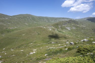 Bulgaristan 'ın Kalin zirvesi yakınlarındaki Rila Dağı' nın İnanılmaz Yaz Manzarası
