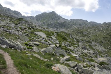 Bulgaristan 'ın Kalin zirvesi yakınlarındaki Rila Dağı' nın İnanılmaz Yaz Manzarası