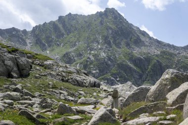 Bulgaristan 'ın Kalin zirvesi yakınlarındaki Rila Dağı' nın İnanılmaz Yaz Manzarası