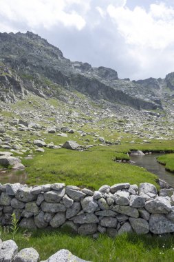 Bulgaristan 'ın Kalin zirvesi yakınlarındaki Rila Dağı' nın İnanılmaz Yaz Manzarası