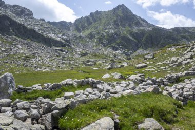 Bulgaristan 'ın Kalin zirvesi yakınlarındaki Rila Dağı' nın İnanılmaz Yaz Manzarası