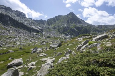 Bulgaristan 'ın Kalin zirvesi yakınlarındaki Rila Dağı' nın İnanılmaz Yaz Manzarası