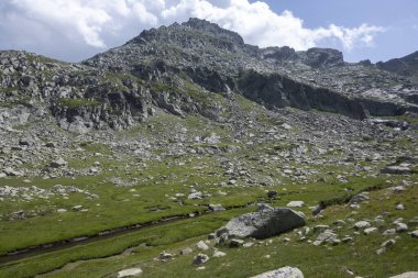 Bulgaristan 'ın Kalin zirvesi yakınlarındaki Rila Dağı' nın İnanılmaz Yaz Manzarası
