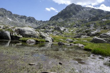 Bulgaristan 'ın Kalin zirvesi yakınlarındaki Rila Dağı' nın İnanılmaz Yaz Manzarası