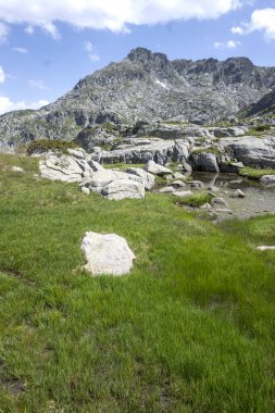 Bulgaristan 'ın Kalin zirvesi yakınlarındaki Rila Dağı' nın İnanılmaz Yaz Manzarası