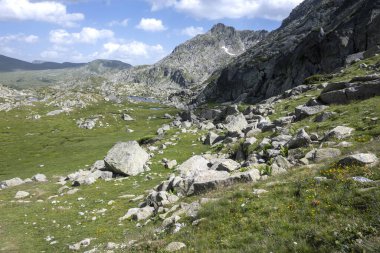 Bulgaristan 'ın Kalin zirvesi yakınlarındaki Rila Dağı' nın İnanılmaz Yaz Manzarası