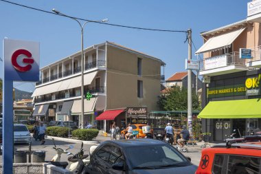 LEFKADA TOWN, GREECE - 26 AĞUSTOS 2023: Tipik Sokak ve Yunanistan 'ın İyon Adaları kentindeki bina