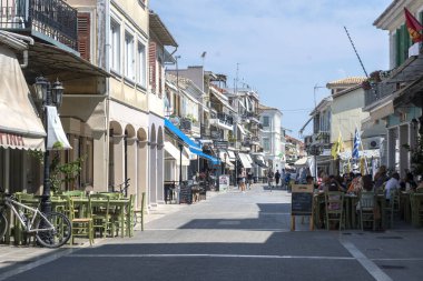 LEFKADA TOWN, GREECE - 26 AĞUSTOS 2023: Tipik Sokak ve Yunanistan 'ın İyon Adaları kentindeki bina