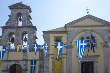 LEFKADA TOWN, GREECE - 26 AĞUSTOS 2023: Tipik Sokak ve Yunanistan 'ın İyon Adaları kentindeki bina