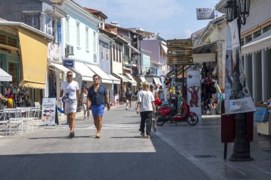 LEFKADA TOWN, GREECE - 26 AĞUSTOS 2023: Tipik Sokak ve Yunanistan 'ın İyon Adaları kentindeki bina
