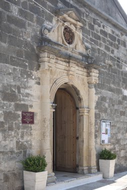 LEFKADA TOWN, GREECE - 26 AĞUSTOS 2023: Tipik Sokak ve Yunanistan 'ın İyon Adaları kentindeki bina