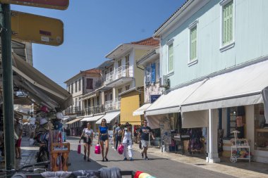 LEFKADA TOWN, GREECE - 26 AĞUSTOS 2023: Tipik Sokak ve Yunanistan 'ın İyon Adaları kentindeki bina