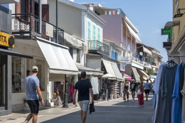 LEFKADA TOWN, GREECE - 26 AĞUSTOS 2023: Tipik Sokak ve Yunanistan 'ın İyon Adaları kentindeki bina