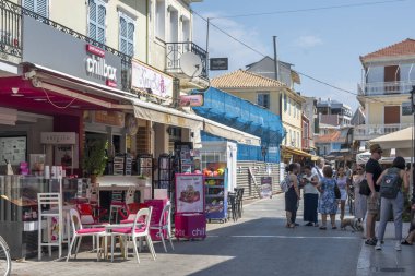 LEFKADA TOWN, GREECE - 26 AĞUSTOS 2023: Tipik Sokak ve Yunanistan 'ın İyon Adaları kentindeki bina