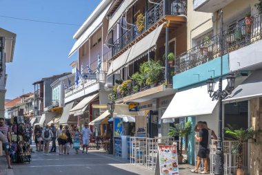 LEFKADA TOWN, GREECE - 26 AĞUSTOS 2023: Tipik Sokak ve Yunanistan 'ın İyon Adaları kentindeki bina