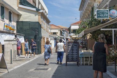 LEFKADA TOWN, GREECE - 26 AĞUSTOS 2023: Tipik Sokak ve Yunanistan 'ın İyon Adaları kentindeki bina