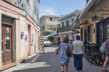LEFKADA TOWN, GREECE - 26 AĞUSTOS 2023: Tipik Sokak ve Yunanistan 'ın İyon Adaları kentindeki bina
