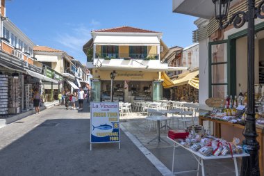 LEFKADA TOWN, GREECE - 26 AĞUSTOS 2023: Tipik Sokak ve Yunanistan 'ın İyon Adaları kentindeki bina
