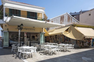 LEFKADA TOWN, GREECE - 26 AĞUSTOS 2023: Tipik Sokak ve Yunanistan 'ın İyon Adaları kentindeki bina