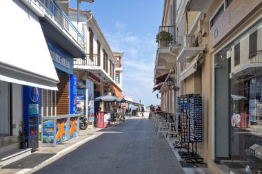 LEFKADA TOWN, GREECE - 26 AĞUSTOS 2023: Tipik Sokak ve Yunanistan 'ın İyon Adaları kentindeki bina
