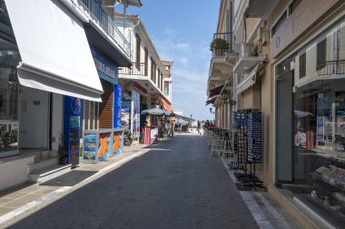 LEFKADA TOWN, GREECE - 26 AĞUSTOS 2023: Tipik Sokak ve Yunanistan 'ın İyon Adaları kentindeki bina