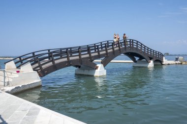 LEFKADA TOWN, GREECE - 26 AĞUSTOS 2023: Tipik Sokak ve Yunanistan 'ın İyon Adaları kentindeki bina