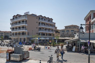 LEFKADA TOWN, GREECE - 26 AĞUSTOS 2023: Tipik Sokak ve Yunanistan 'ın İyon Adaları kentindeki bina