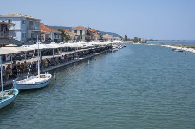 LEFKADA TOWN, GREECE - 26 AĞUSTOS 2023: Tipik Sokak ve Yunanistan 'ın İyon Adaları kentindeki bina