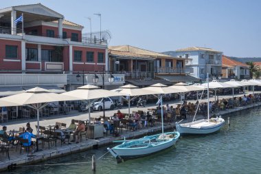 LEFKADA TOWN, GREECE - 26 AĞUSTOS 2023: Tipik Sokak ve Yunanistan 'ın İyon Adaları kentindeki bina