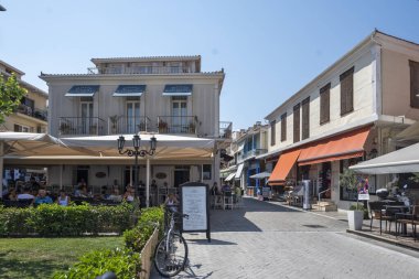 LEFKADA TOWN, GREECE - 26 AĞUSTOS 2023: Tipik Sokak ve Yunanistan 'ın İyon Adaları kentindeki bina