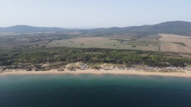 Bulgaristan 'ın Burgaz Bölgesi' nin Sozopol kasabası yakınlarındaki Gradina (Bahçe) plajının havadan manzarası 