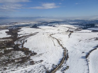 Lyulin Dağı 'nın kar kaplı havadan görünüşü, Sofya Şehir Bölgesi, Bulgaristan