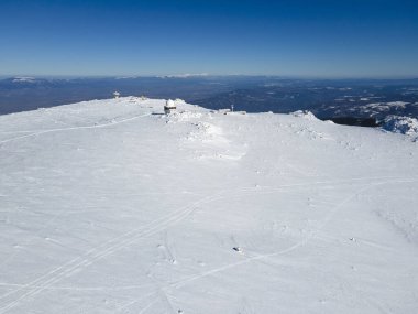 Bulgaristan 'ın Sofya kentinin Cherni Vrah tepesi yakınlarındaki Vitosha Dağı' nın hava kışı manzarası