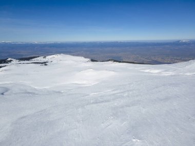 Bulgaristan 'ın Sofya kentinin Cherni Vrah tepesi yakınlarındaki Vitosha Dağı' nın hava kışı manzarası
