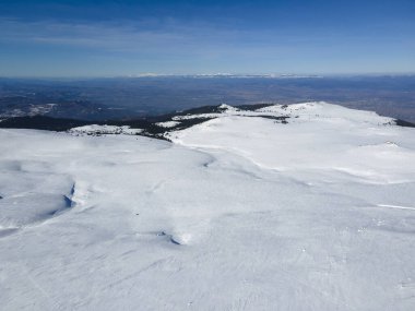 Bulgaristan 'ın Sofya kentinin Cherni Vrah tepesi yakınlarındaki Vitosha Dağı' nın hava kışı manzarası