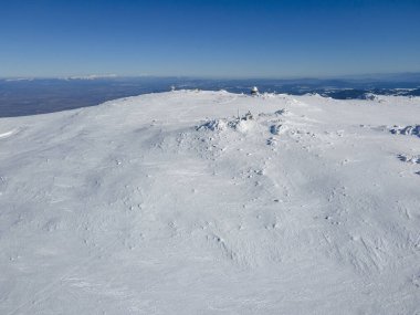 Bulgaristan 'ın Sofya kentinin Cherni Vrah tepesi yakınlarındaki Vitosha Dağı' nın hava kışı manzarası