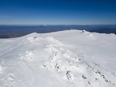 Bulgaristan 'ın Sofya kentinin Cherni Vrah tepesi yakınlarındaki Vitosha Dağı' nın hava kışı manzarası