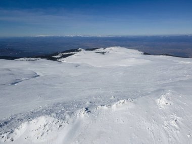 Bulgaristan 'ın Sofya kentinin Cherni Vrah tepesi yakınlarındaki Vitosha Dağı' nın hava kışı manzarası