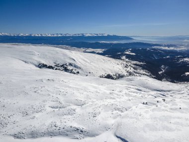 Bulgaristan 'ın Sofya kentinin Cherni Vrah tepesi yakınlarındaki Vitosha Dağı' nın hava kışı manzarası