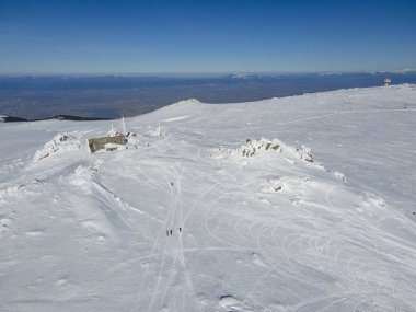 Bulgaristan 'ın Sofya kentinin Cherni Vrah tepesi yakınlarındaki Vitosha Dağı' nın hava kışı manzarası