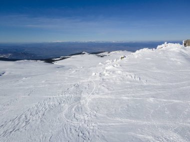Bulgaristan 'ın Sofya kentinin Cherni Vrah tepesi yakınlarındaki Vitosha Dağı' nın hava kışı manzarası