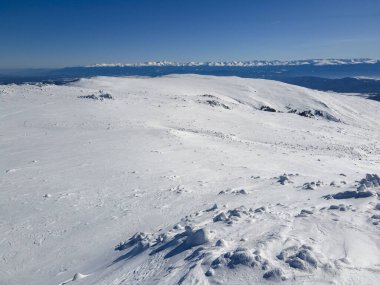 Bulgaristan 'ın Sofya kentinin Cherni Vrah tepesi yakınlarındaki Vitosha Dağı' nın hava kışı manzarası