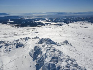 Bulgaristan 'ın Sofya kentinin Cherni Vrah tepesi yakınlarındaki Vitosha Dağı' nın hava kışı manzarası